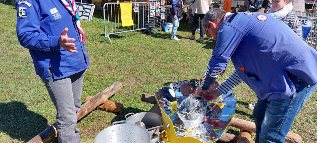 Forum des asso Annonay 2024 sgdf gâteau aux pommes cuisson four solaire dans une cocotte