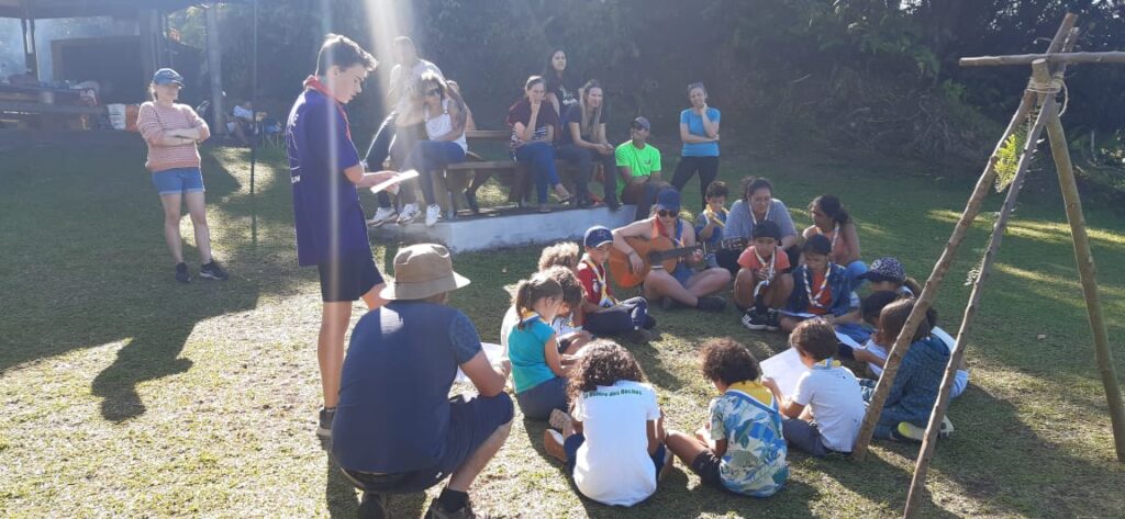 Rassemblés, les jeunes scouts ont chanté des chants scouts et créoles 