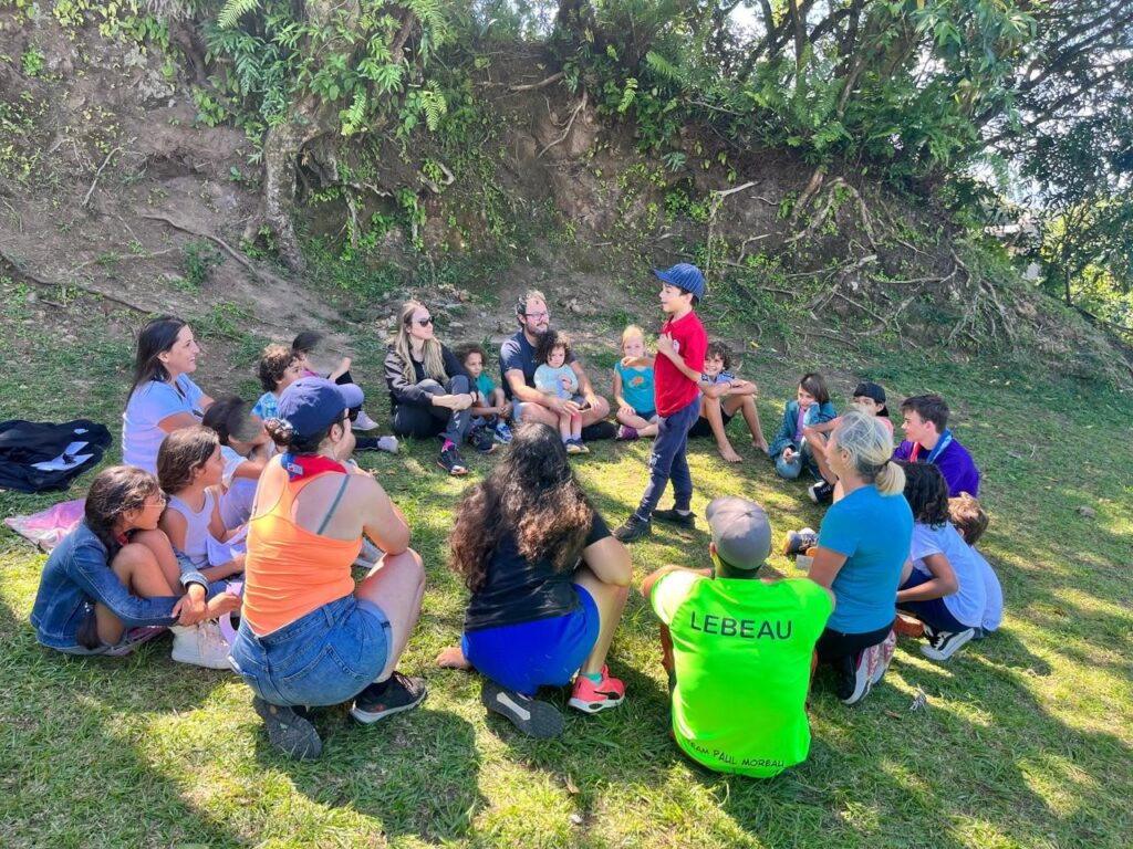 Les scouts se sont rassemblés en cercle afin de vivre un temps spirituel fait de chants, de lecture et de jeux.