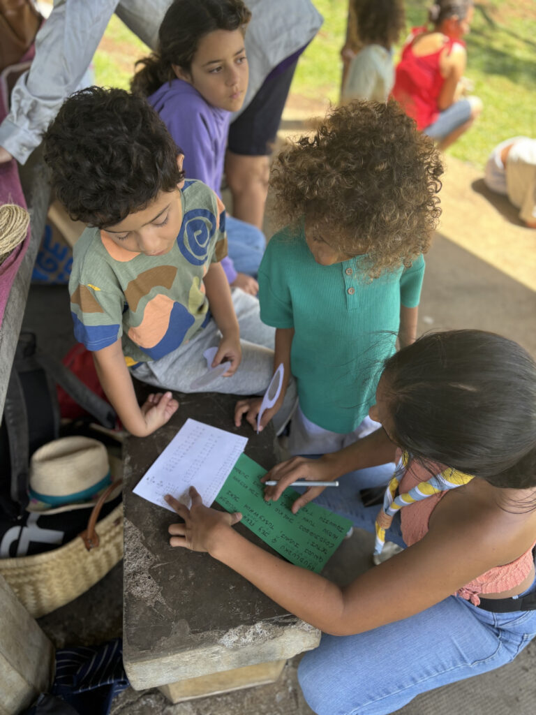 Pendant le grand jeu, les scouts ont déchiffré divers codes comme le code morse, le code des templiers, ...