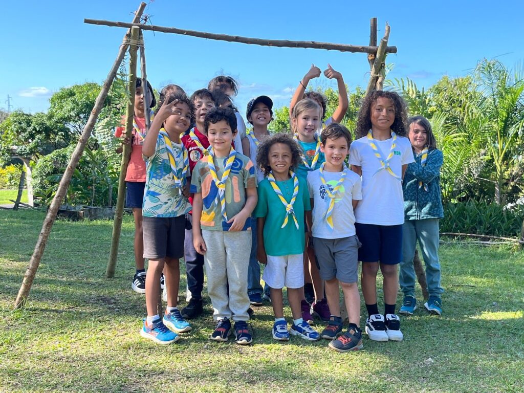 Les jeunes scouts de Bras Panon posent sous l'arche de bois fabriquée par eux mêmes, fières d'avoir reçu leur foulards !