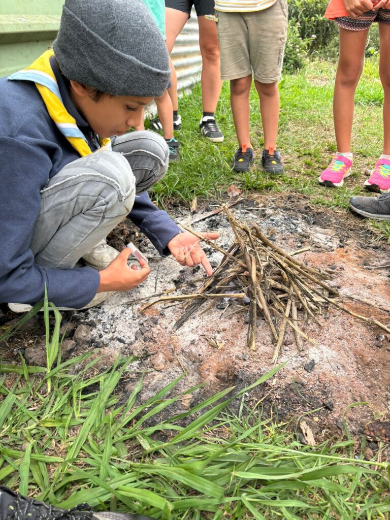 Les jeunes apprennent à faire du feu.