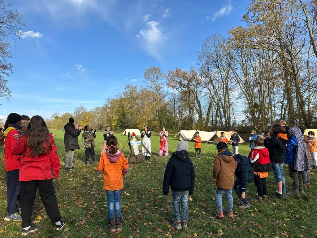 ce week-end, nous avons campé à Jambville, tous nos petits louveteaux-jeannettes, scouts et guides, pionniers et caravelles, mais aussi toute l'équipe des violets et des chefs. 
Sur le thème imaginaire de la préhistoire, la tribu d'Okari protégée par son Totem sacré Cœur de la Terre était en grand danger car ce dernier avait été dérobé.
 Nos scouts ont aidé, pendant 2 jours, la tribu d'Okari à résoudre les énigmes, attraper les brigands, et à redonner le pouvoir au Grand Totem en dansant et chantant autour de ce dernier. 
Nous avons tous ensemble passé un week-end fabuleux, grandement soutenu par une formidable équipe d'intendance (parents bénévoles) aux petits soins pour le groupe.