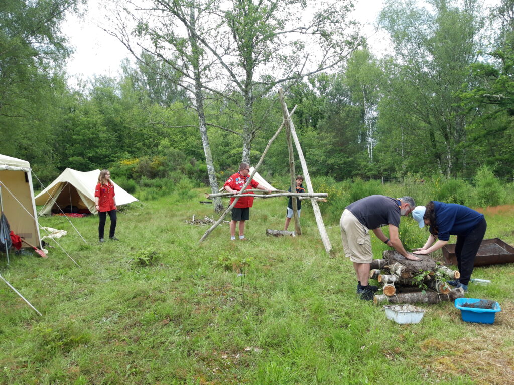 Les Pionniers et Caravelles s'occupent des installations